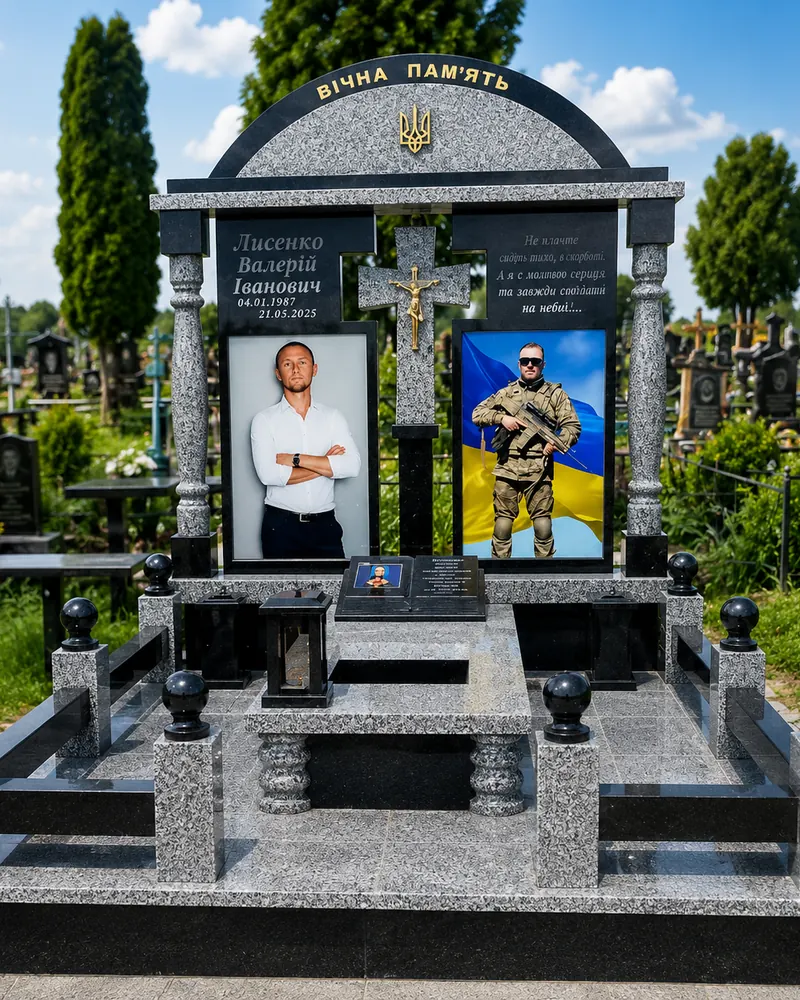Пам’ятник військовому В-08 — арка з тризубом і різьбленим хрестом між двома портретами