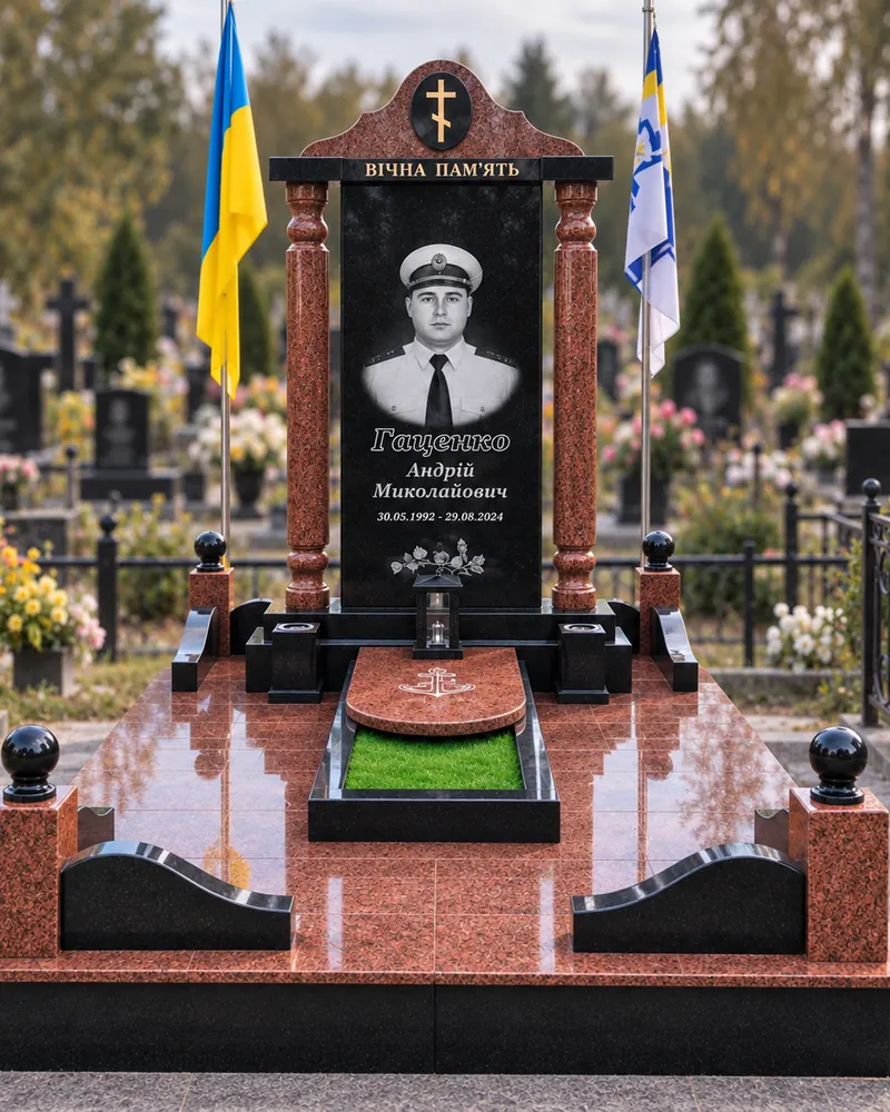Пам’ятник військовому В-11 — фігурна червона стела з тризубом і портретом моряка